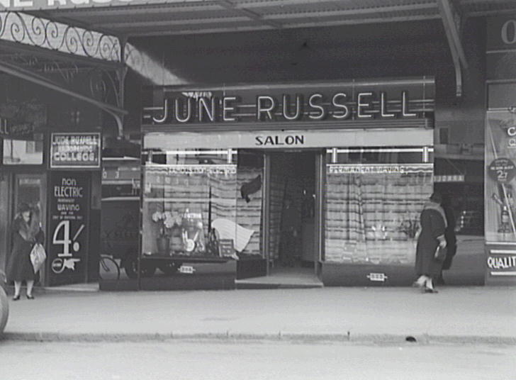 June_Russell_Oxford_St_Salon_-_1940_002